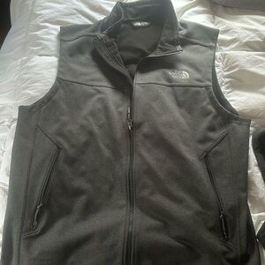 Men’s north face vest